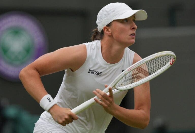 Swiatek inicia ataque a Wimbledon com vitória tranquila em duelo de campeãs de Grand Slam