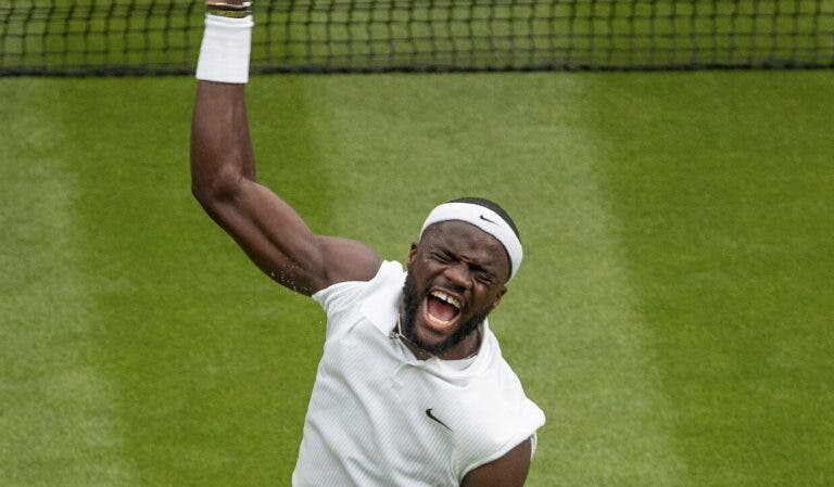 Tiafoe vira de dois sets abaixo pela primeira vez e sobrevive a 1.ª ronda dramática em Wimbledon