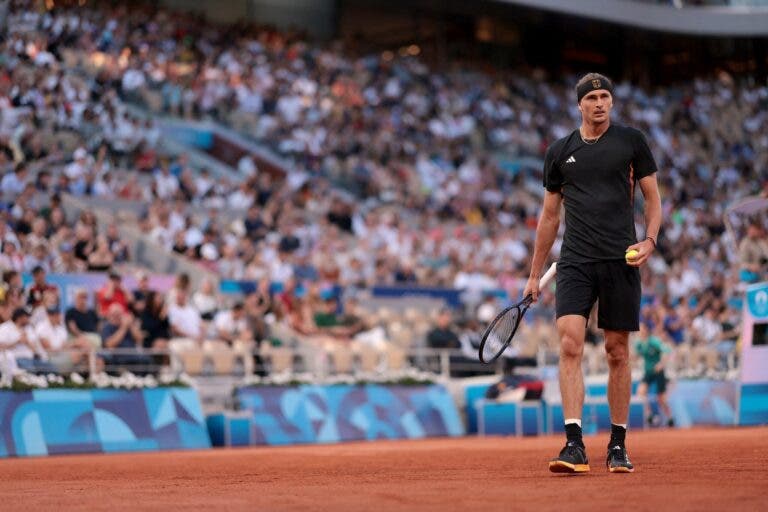 Zverev continua seguro na defesa do título olímpico, Wawrinka despede-se de Paris