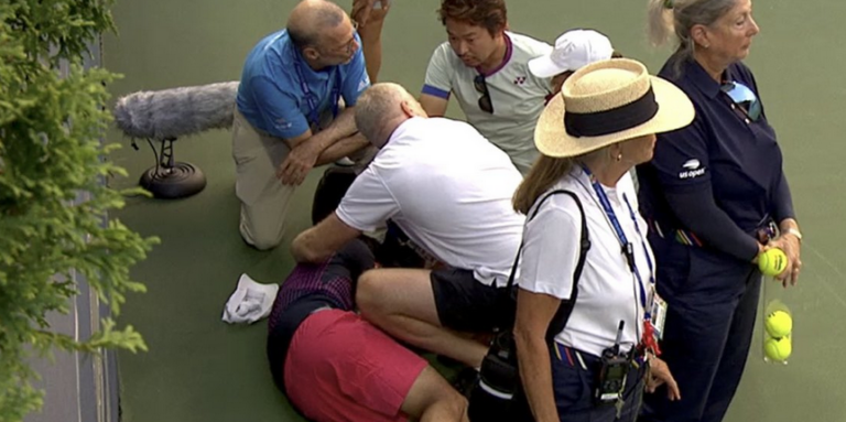 Susto no US Open: Nishioka colapsa em court e fica vários minutos sem se mexer