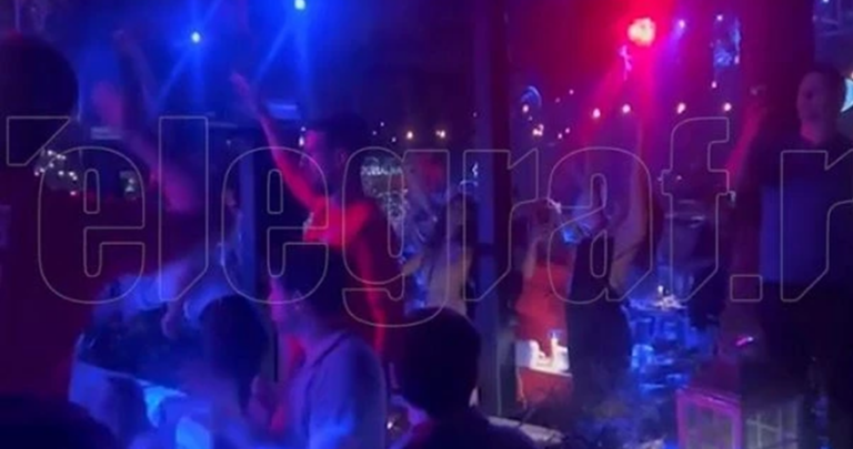 [VÍDEO] Longe de Cincinnati, Djokovic diverte-se em discoteca na Sérvia