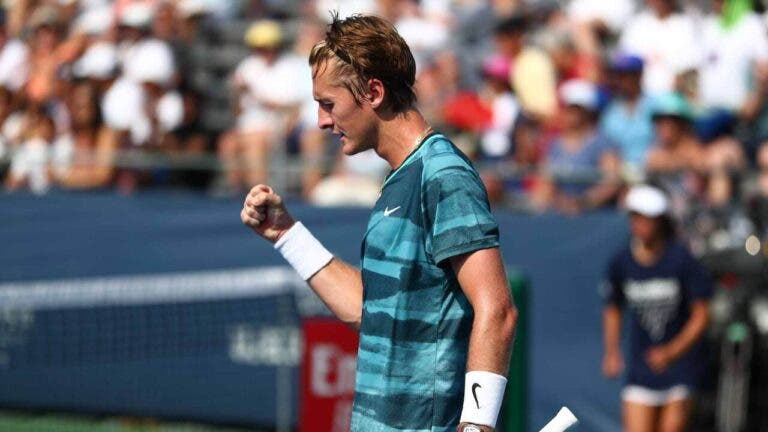 Korda salva match points de forma surreal, Shelton e Shapovalov defrontam-se em Washington