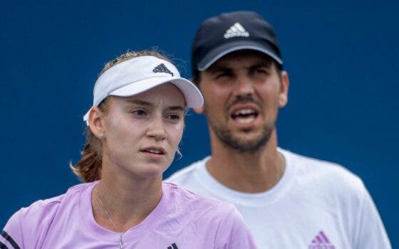 Rybakina recontrata treinador… que fica suspenso pela WTA e impedido de ter credenciais