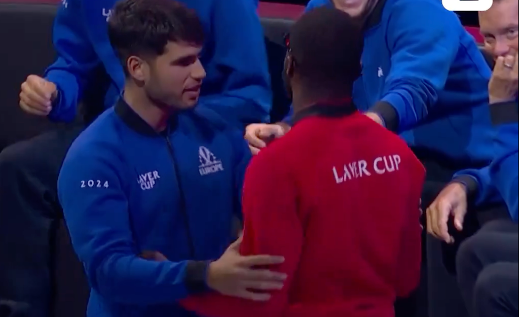 [VÍDEO] Tiafoe invadiu o banco da Europa e foi expulso por Alcaraz