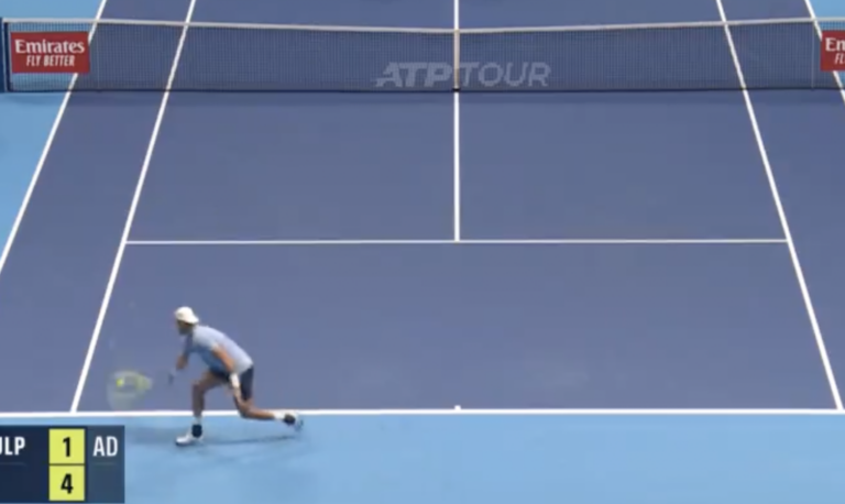 [VÍDEO] Berrettini dá show em Tóquio com passing shot de esquerda a uma mão