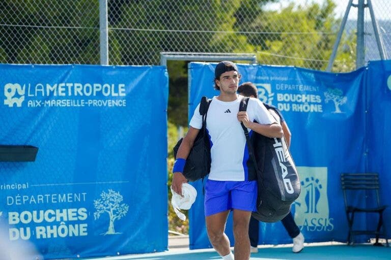 Henrique Rocha perde nas meias-finais em França mas chega confiante à Davis