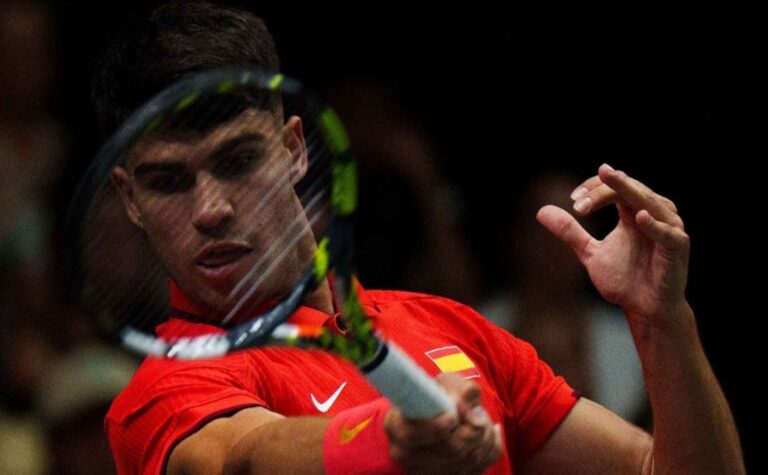 Alcaraz reage após começar mal, conta com desistência de Machac e dá vitória à Espanha na Davis