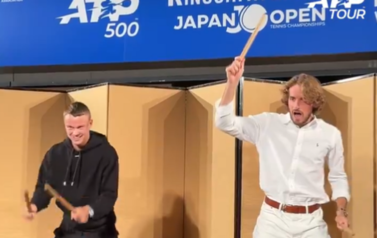 O hilariante vídeo de Tsitsipas e Rune a tocarem ‘taiko’ em Tóquio