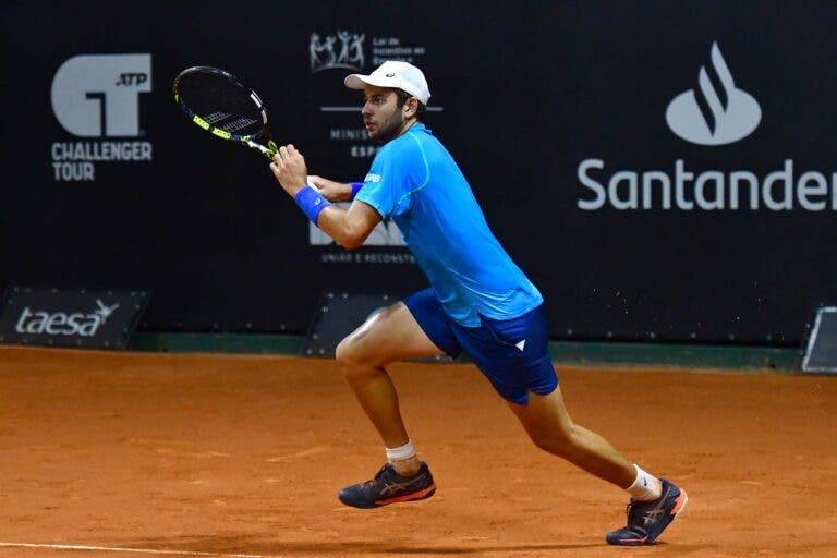 Matheus Pucinelli atropela argentino e vai às semifinais em Porto Alegre