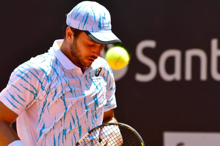 Matheus Pucinelli é superado em sets diretos nas oitavas em Curitiba