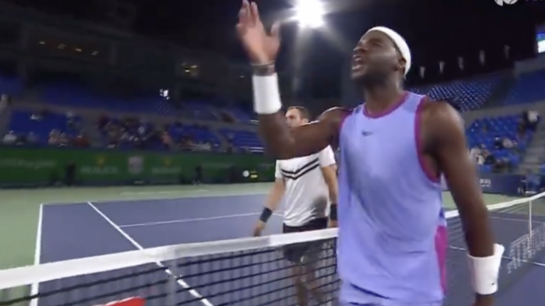 [VÍDEO] Tiafoe tentou enganar o árbitro, foi castigado e perdeu a cabeça com insultos no final