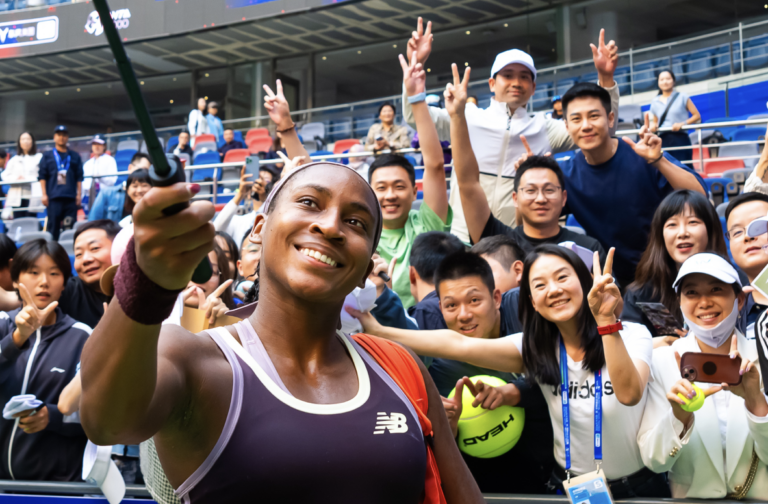 Gauff segue imparável rumo aos ‘quartos’ em Wuhan, Pegula surpreendida por estrela da casa