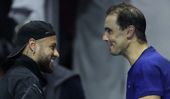 Neymar voltou a descer ao court em Riade e pediu raqueta a Nadal
