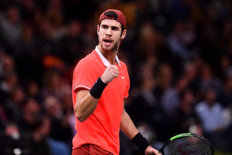 Khachanov luta rumo aos ‘quartos’ em Almaty, Machac desiste ao fim de 15 minutos