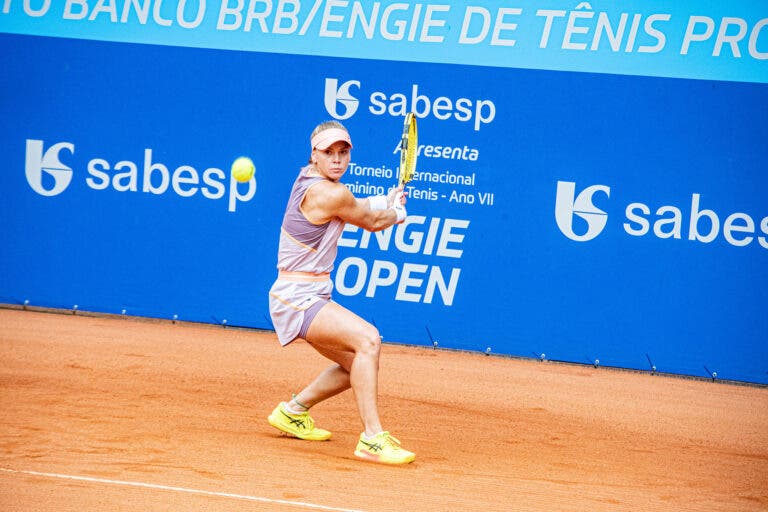 Laura Pigossi conquista virada e se garante na decisão de São Paulo