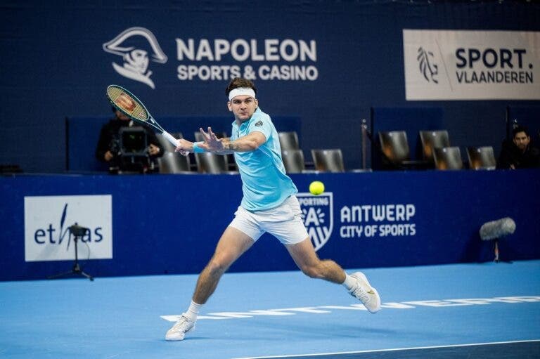 Thiago Wild resiste à potência de Perricard e marca duelo com Tsitsipas em Antuérpia