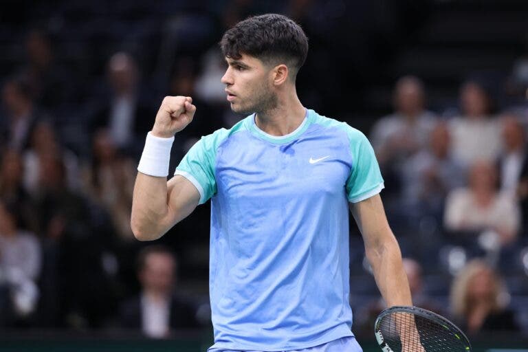 Alcaraz continua a ser feliz em Paris este ano e entra com boa vitória em Bercy