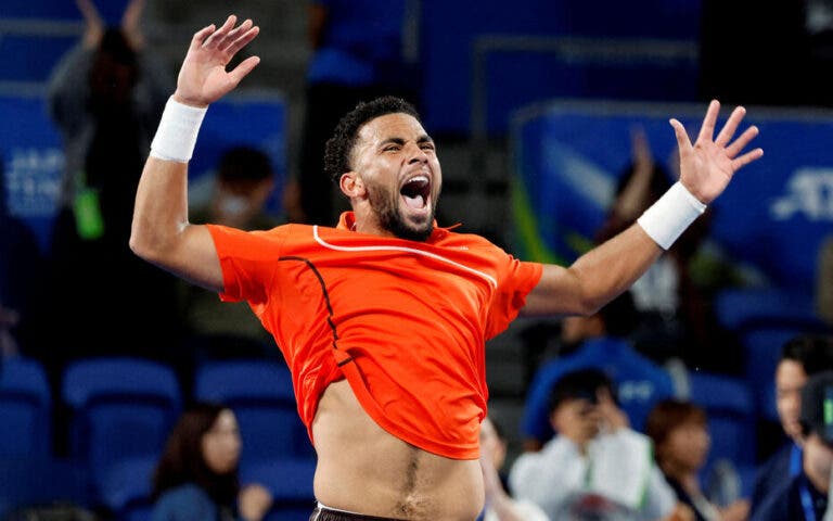 Fils salva match point, bate Humbert em batalha incrível e conquista o ATP 500 de Tóquio