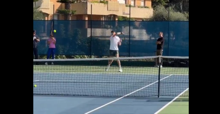 [VÍDEO] Sinner ‘apanhado’ a treinar com a raqueta… de Djokovic