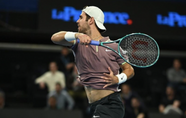 Khachanov voa para as ‘meias’ em Paris e tira Dimitrov da luta pelas ATP Finals