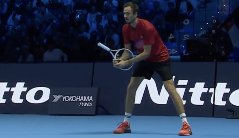 [VÍDEO] Medvedev perdeu a cabeça com ‘espetáculo’ lamentável nas ATP Finals