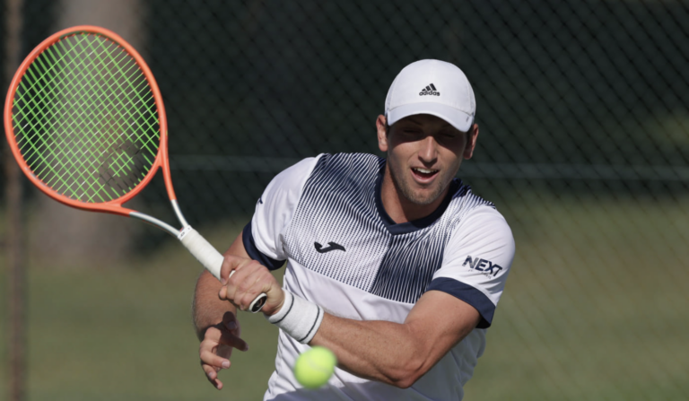 Diogo Marques derrota campeão em título e avança em Loulé