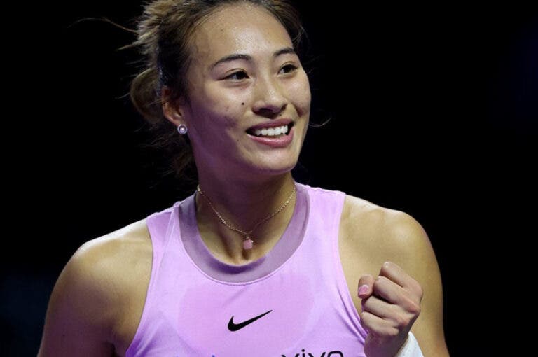 Zheng arrasa Paolini e garante meias-finais nas WTA Finals