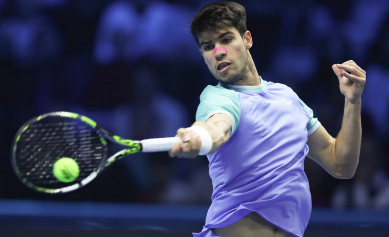 Alcaraz muda de corpo e bate Rublev para reacender esperanças nas ATP Finals