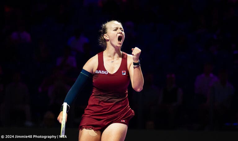 Krejcikova derrota Pegula e elimina a norte-americana das WTA Finals