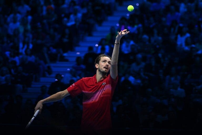 Medvedev limpa imagem, dá show contra De Minaur e mete-se na luta nas ATP Finals