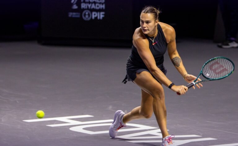 Sabalenka derrota Paolini, se classifica às semis do WTA Finals e elimina Rybakina