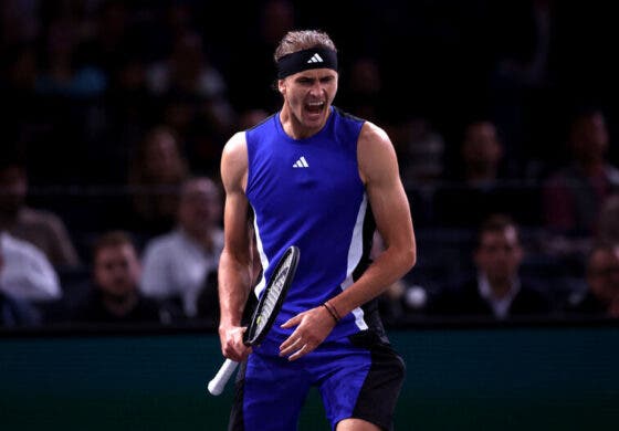 Zverev bate Tsitsipas, regressa às meias-finais em Paris e afasta Tsitsipas da luta por Turim