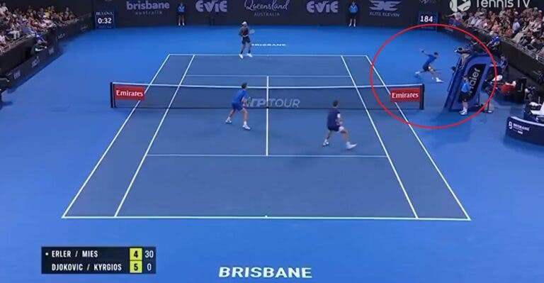 [VÍDEO] Djokovic saca bola à volta da rede e leva Brisbane (e Kyrgios) à loucura