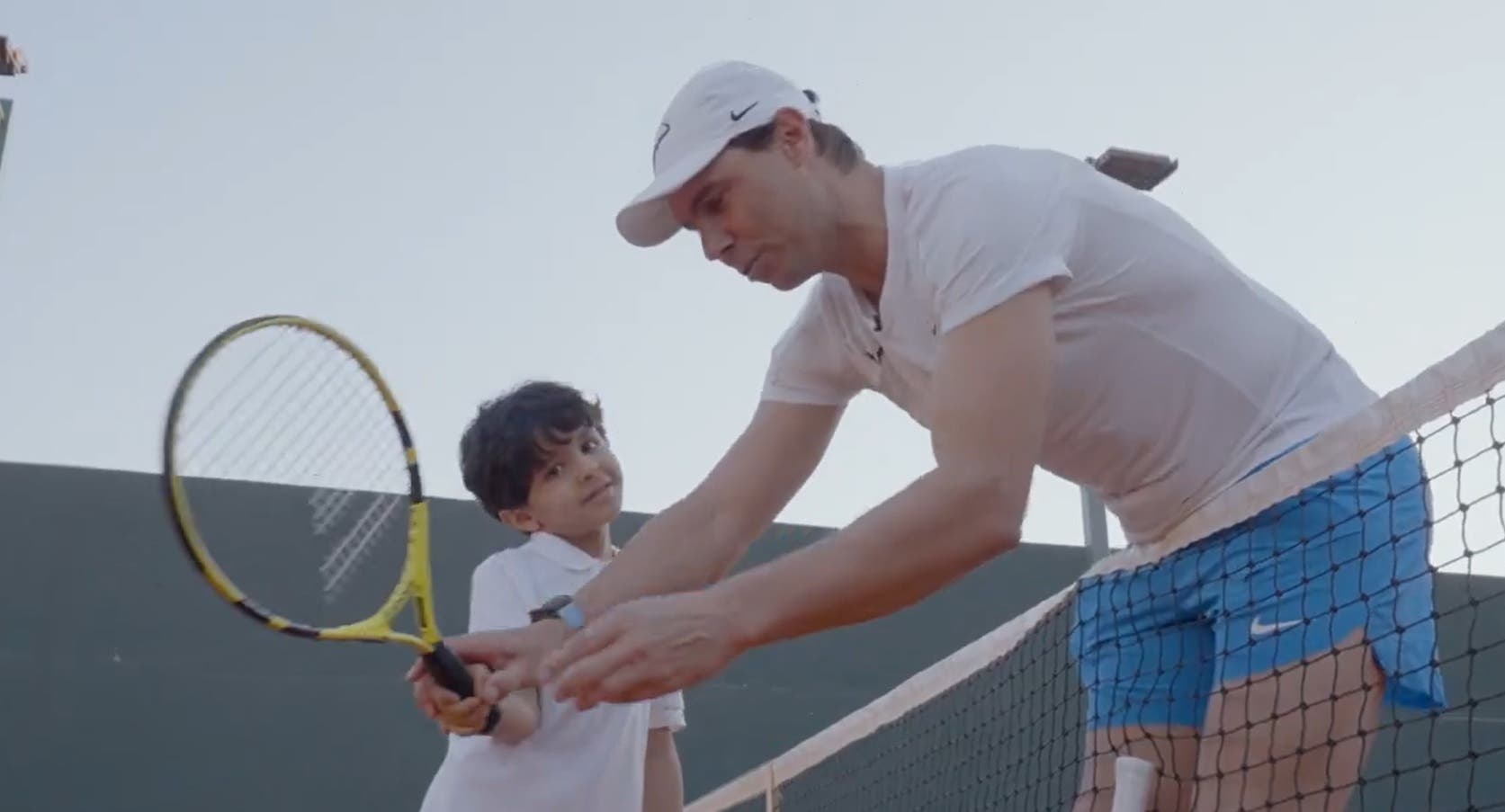 [VÍDEO] Nadal ensina criança a jogar na Arábia Saudita