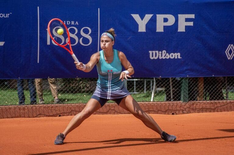 Carol Meligeni vence a sétima seguida e alcança as quartas em Buenos Aires