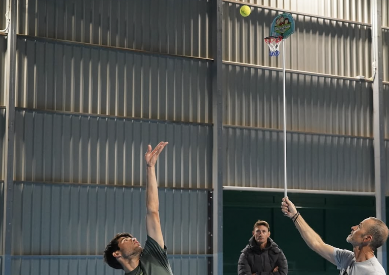 Como Alcaraz está a mudar o lançamento da bola no serviço… com um mini cesto de basquetebol