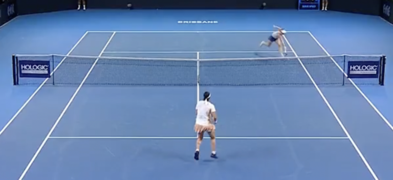 [VÍDEO] O bonito gesto de fair play de Alexandrova na derrota com Jabeur em Brisbane