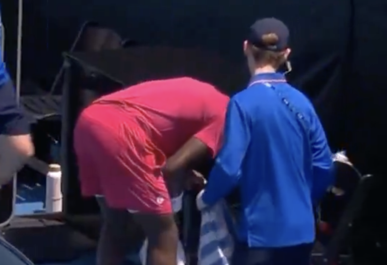 [VÍDEO] Tiafoe sentiu-se mal e vomitou no court… antes de recuperar para ganhar no quinto set