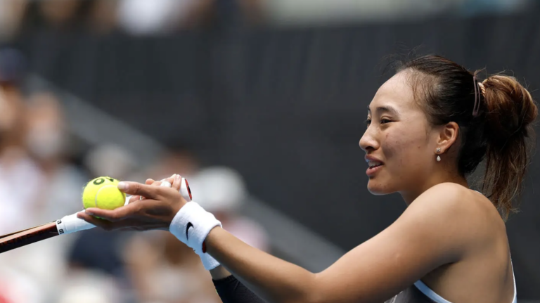 Cai a primeira top 10 feminina: Zheng, finalista em 2024, fica pela segunda ronda