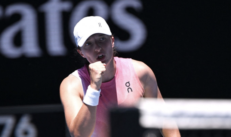 Swiatek atropela Raducanu e regressa aos ‘oitavos’ do Australian Open dois anos depois