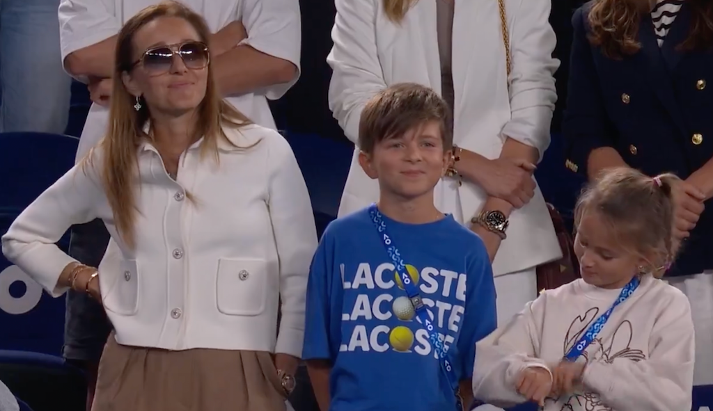 [VÍDEO] Djokovic e um divertido momento com os filhos: «Quando é que vão dormir?»