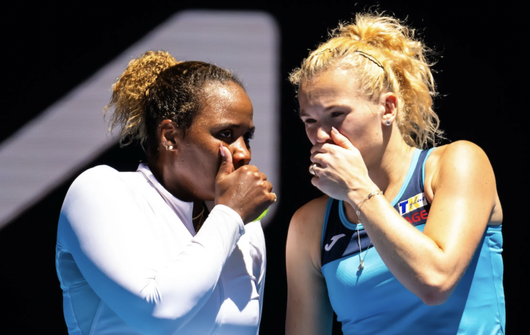 Siniakova e Townsend lutam pelo título do Australian Open com Hsieh e Ostapenko