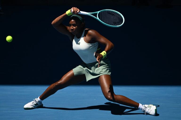 Gauff mantém invencibilidade em 2025 e despacha ex-campeã na estreia em Melbourne