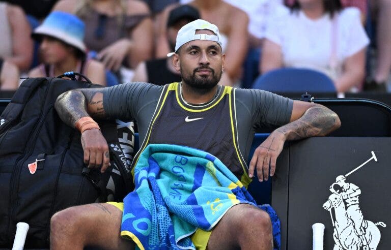 Kyrgios tentou recuperação épica mas despede-se na estreia no regresso a Melbourne