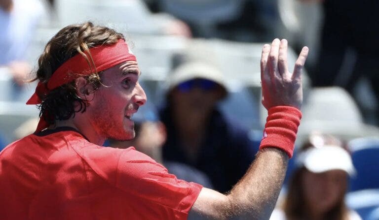 Tsitsipas agrava a crise profunda com derrota na primeira ronda do Australian Open