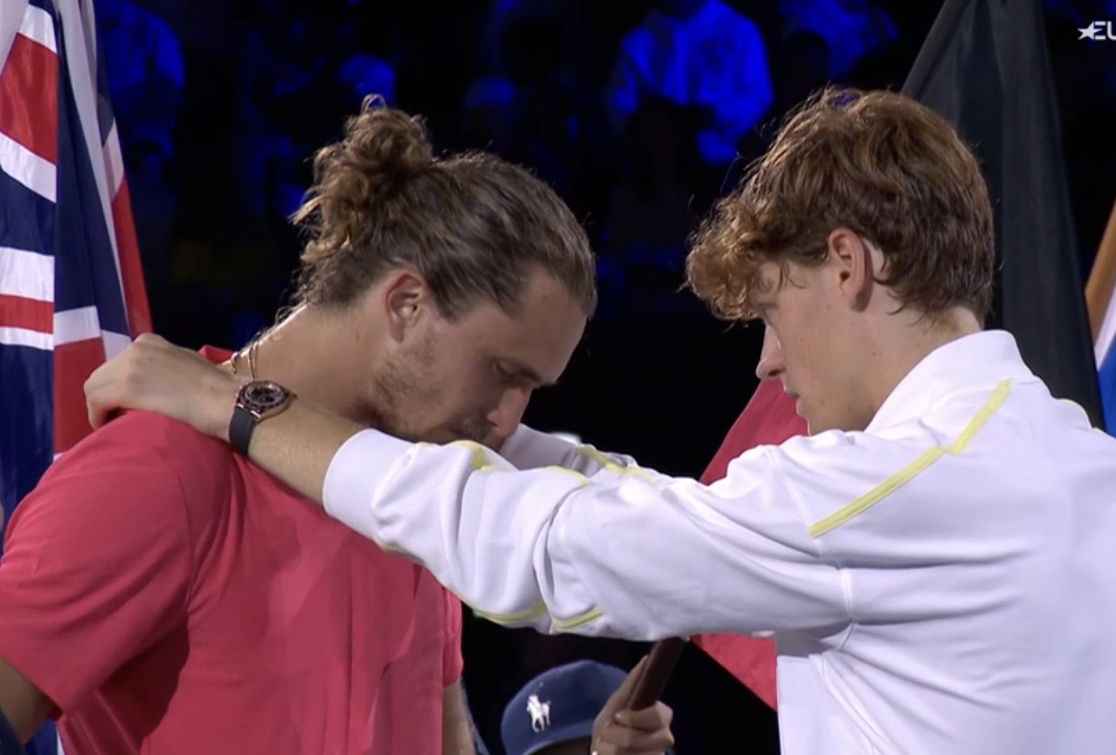 [VÍDEO] O bonito momento de fair-play de Sinner para com Zverev após a final