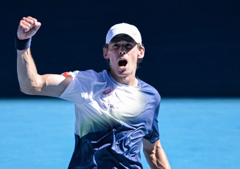 De Minaur continua a sonhar em casa e está nos ‘oitavos’ do Australian Open pelo quarto ano seguido