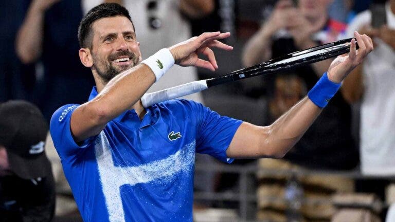 O céu é azul, a relva é verde e Djokovic ganhou a Monfils: 20-0 vale ‘quartos’ em Brisbane