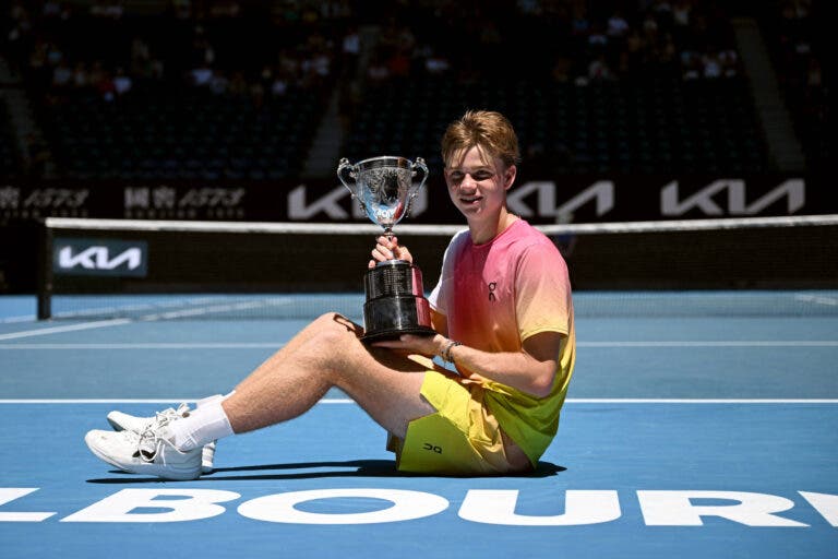 Mini Federer e Sonobe são os novos campeões de juniores no Australian Open