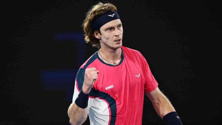 Rublev passeia rumo aos ‘quartos’ em Montpellier, Basilashvili vence a nível ATP dois anos depois